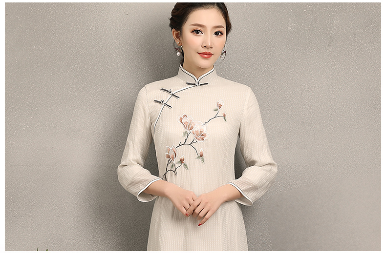 蘭花刺繡素雅旗袍，米白色中長款旗袍裙