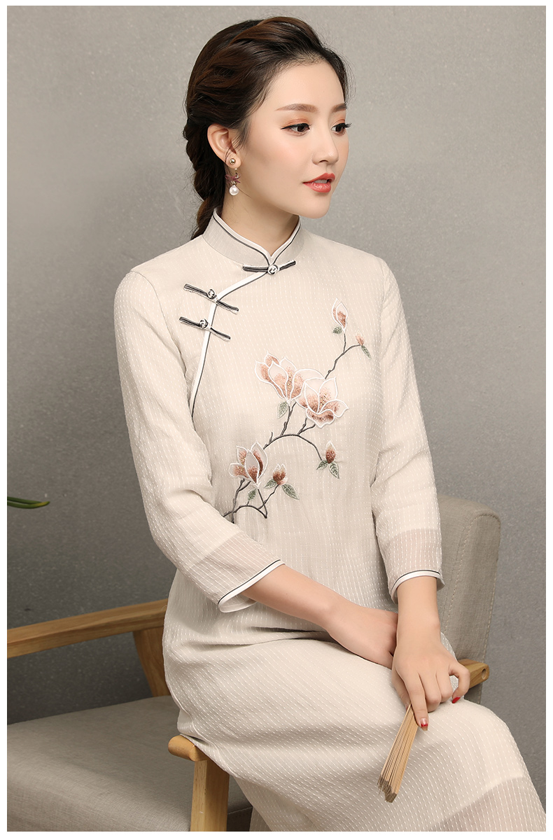 蘭花刺繡素雅旗袍，米白色中長款旗袍裙