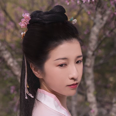 桃花粉黛帶傘女生頭像，唯美古風(fēng)真人頭像