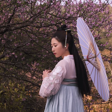 桃花粉黛帶傘女生頭像，唯美古風(fēng)真人頭像