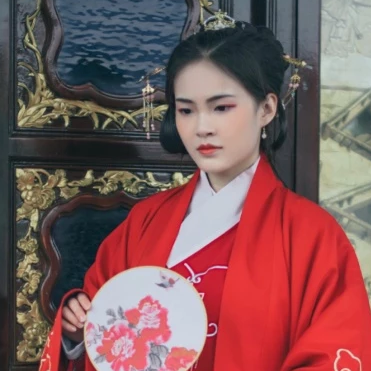 文藝紅衣帶團(tuán)扇女生頭像，唯美古風(fēng)真人頭像