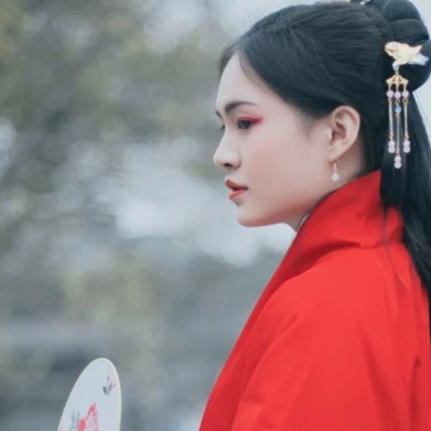 文藝紅衣帶團(tuán)扇女生頭像，唯美古風(fēng)真人頭像
