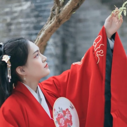 文藝紅衣帶團(tuán)扇女生頭像，唯美古風(fēng)真人頭像