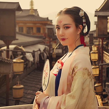 古典淡雅帶團扇女生頭像，唯美古風真人頭像