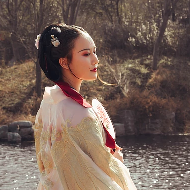 古典淡雅帶團扇女生頭像，唯美古風真人頭像