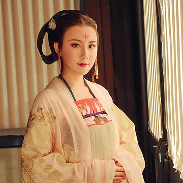 古典淡雅帶團扇女生頭像，唯美古風真人頭像