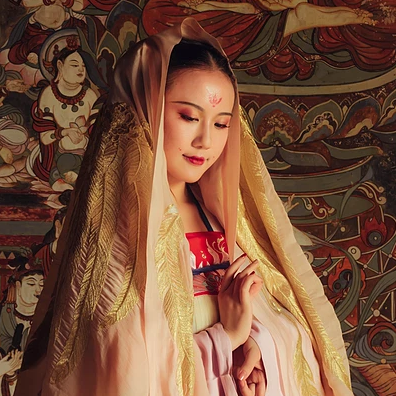 古典淡雅帶團扇女生頭像，唯美古風真人頭像