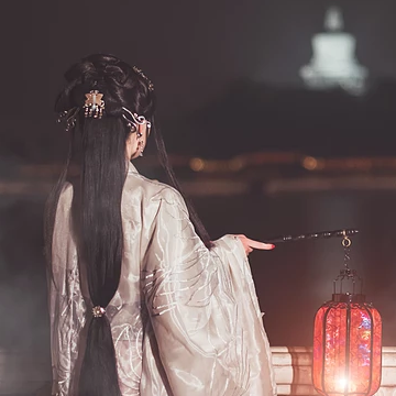 優(yōu)雅提燈品酒女生頭像，唯美古風(fēng)真人頭像