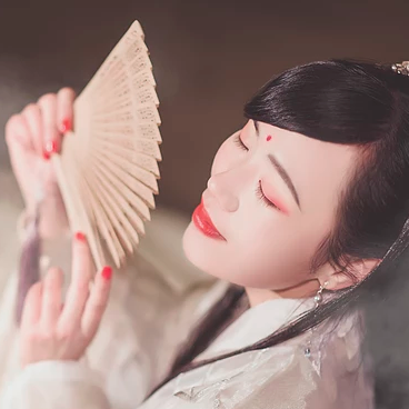 優(yōu)雅提燈品酒女生頭像，唯美古風(fēng)真人頭像