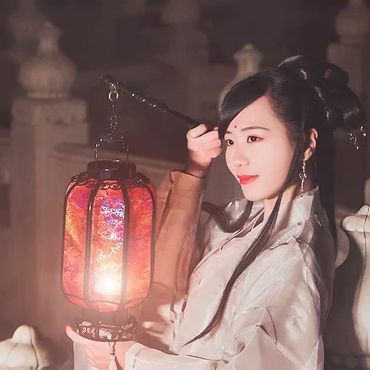 優(yōu)雅提燈品酒女生頭像，唯美古風(fēng)真人頭像