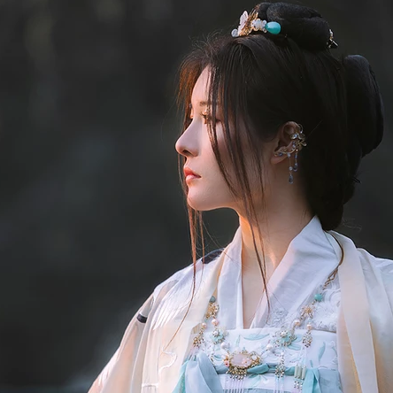 春風(fēng)飄逸女生頭像，唯美古風(fēng)真人頭像