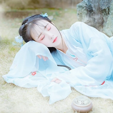 淡藍清晰帶團扇女生頭像，唯美古風真人頭像