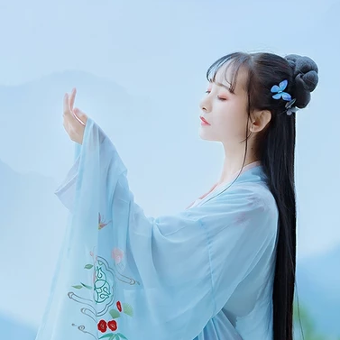 淡藍清晰帶團扇女生頭像，唯美古風真人頭像