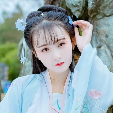 淡藍清晰帶團扇女生頭像，唯美古風真人頭像