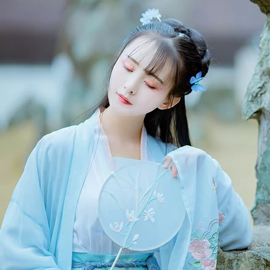 淡藍清晰帶團扇女生頭像，唯美古風真人頭像