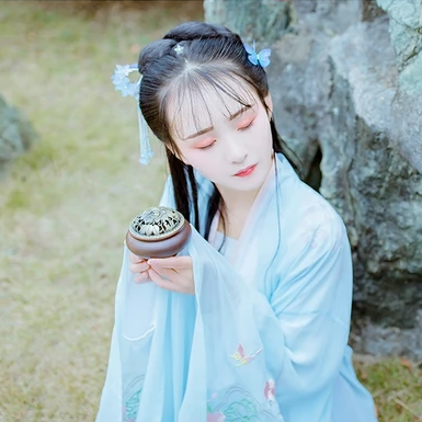 淡藍清晰帶團扇女生頭像，唯美古風真人頭像