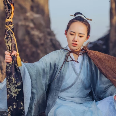 逍遙江湖帶兵器女生頭像，唯美古風(fēng)真人頭像