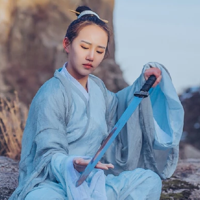 逍遙江湖帶兵器女生頭像，唯美古風(fēng)真人頭像