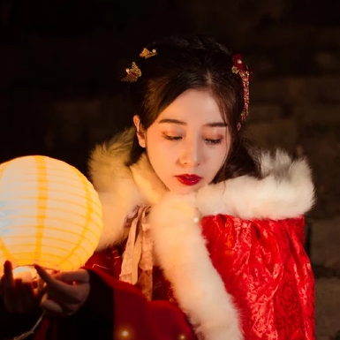 月色下放蓮花女生頭像，唯美古風(fēng)真人頭像