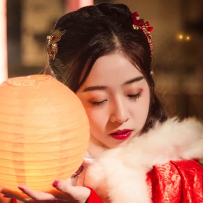 月色下放蓮花女生頭像，唯美古風(fēng)真人頭像