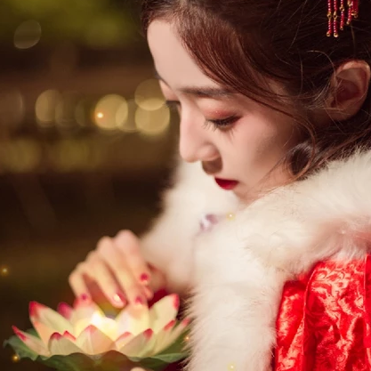 月色下放蓮花女生頭像，唯美古風(fēng)真人頭像