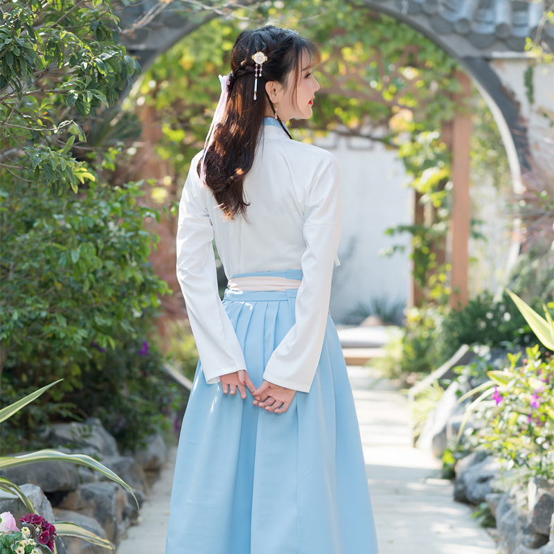 藍(lán)白古裝繡花漢服，改良漢服斜交齊腰襦裙