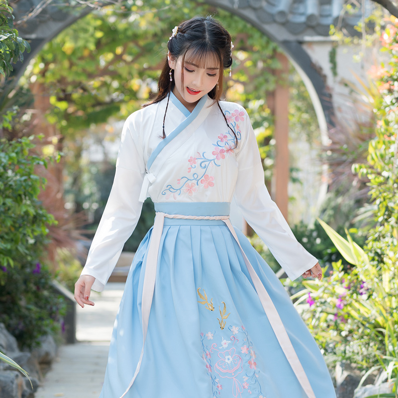 藍(lán)白古裝繡花漢服，改良漢服斜交齊腰襦裙