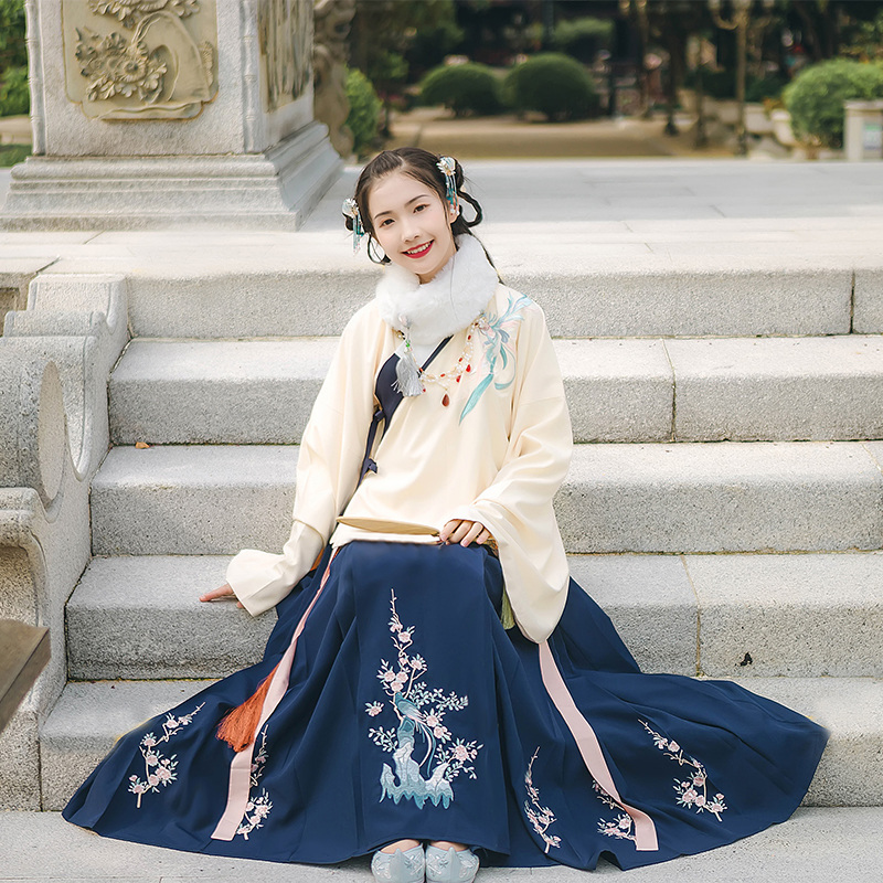 寒梅山石靈鳥繡花漢服，藏藍(lán)色傳統(tǒng)漢服