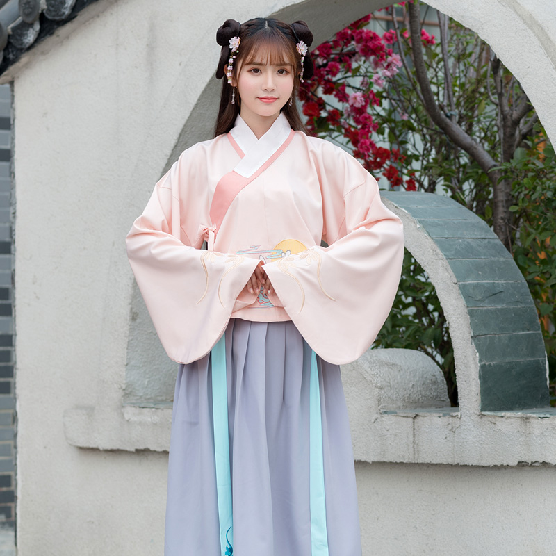 玉兔圖案傳統(tǒng)漢服，改良交領(lǐng)襖裙襦裙?jié)h服