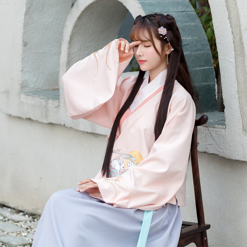 玉兔圖案傳統(tǒng)漢服，改良交領(lǐng)襖裙襦裙?jié)h服