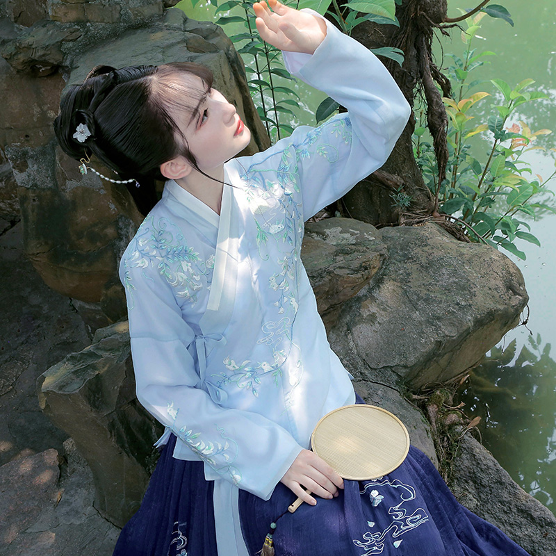 卿辭刺繡藍色典雅漢服，清新交領襦裙?jié)h服