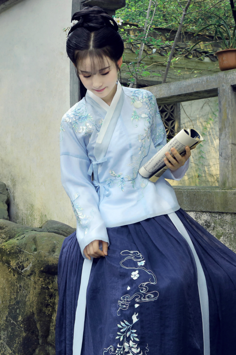 卿辭刺繡藍色典雅漢服，清新交領襦裙?jié)h服