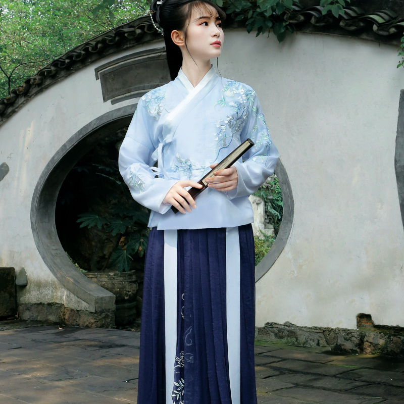 卿辭刺繡藍色典雅漢服，清新交領襦裙?jié)h服
