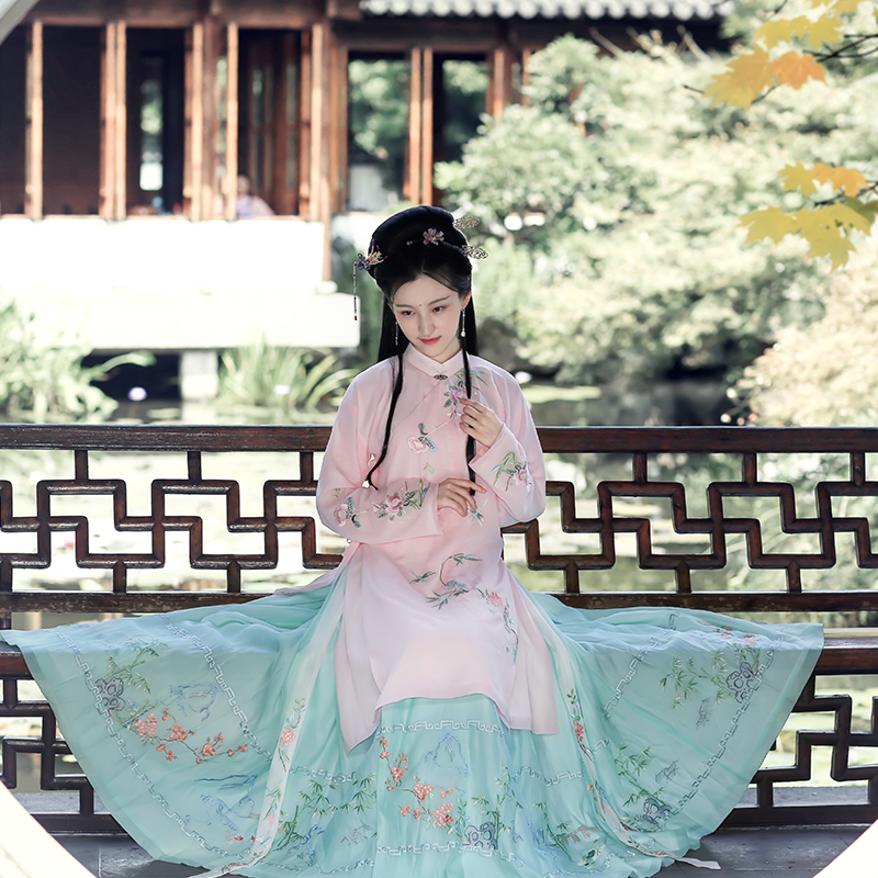 詩(shī)意韻味襦裙?jié)h服，淡雅刺繡立領(lǐng)古風(fēng)漢服