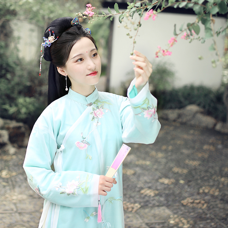 詩(shī)意韻味襦裙?jié)h服，淡雅刺繡立領(lǐng)古風(fēng)漢服