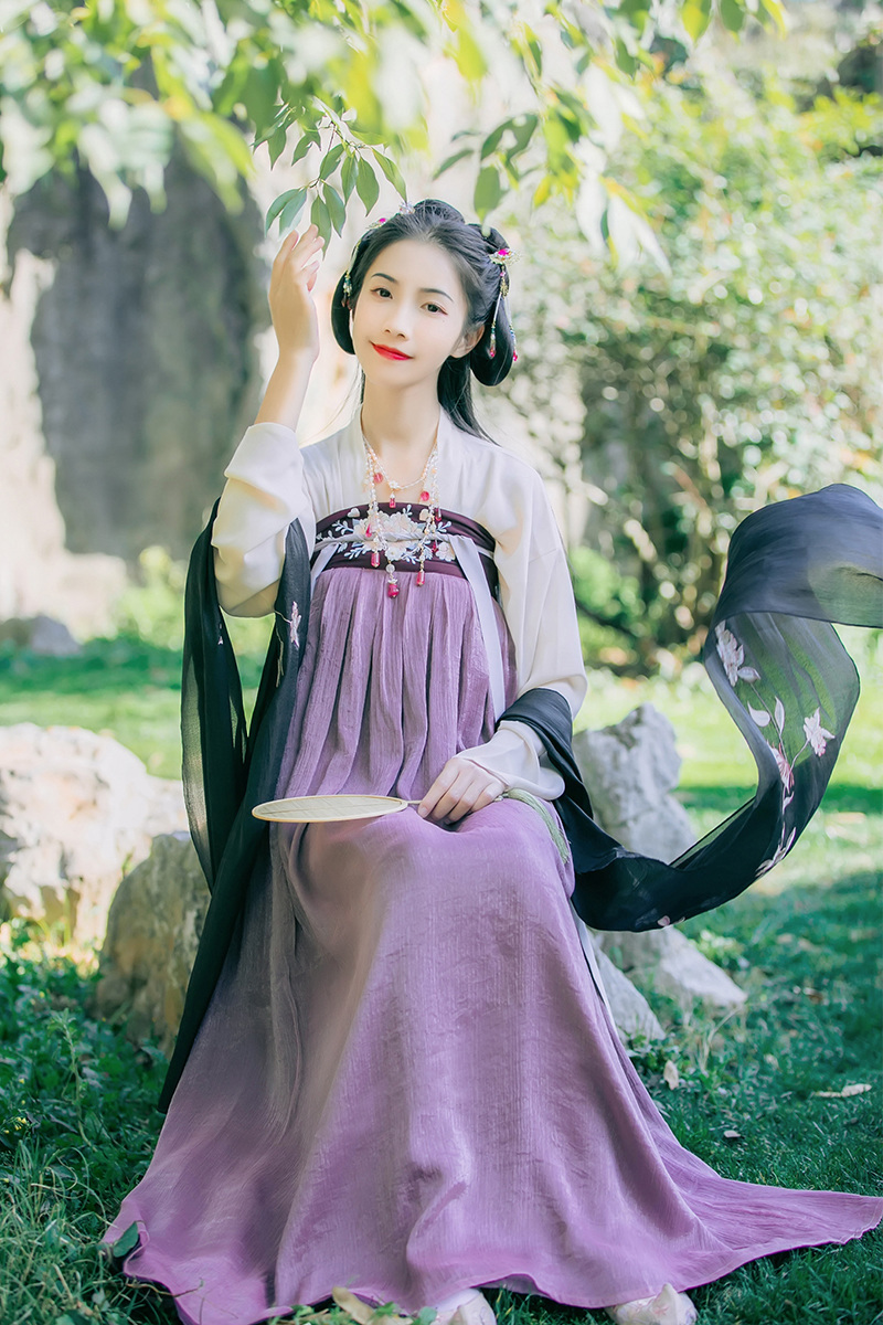 靈動紫色齊胸襦裙?jié)h服，淡雅花朵刺繡漢服圖片