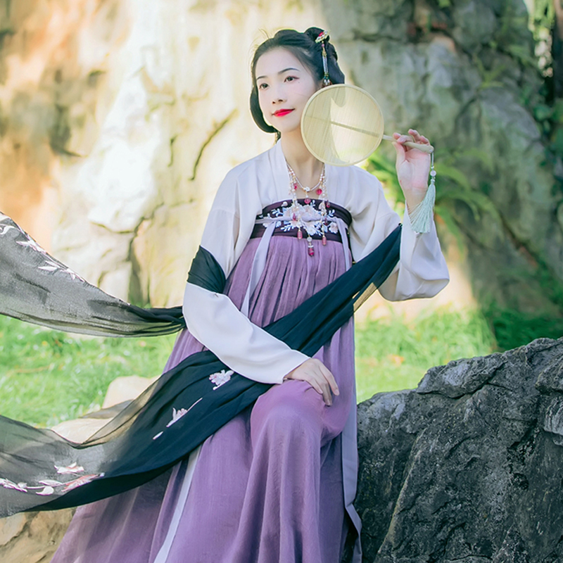 靈動紫色齊胸襦裙?jié)h服，淡雅花朵刺繡漢服圖片