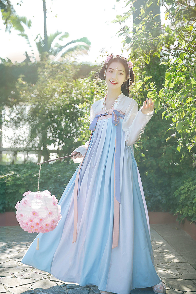 杏花林齊胸襦裙?jié)h服，清新配色花朵漢服圖片