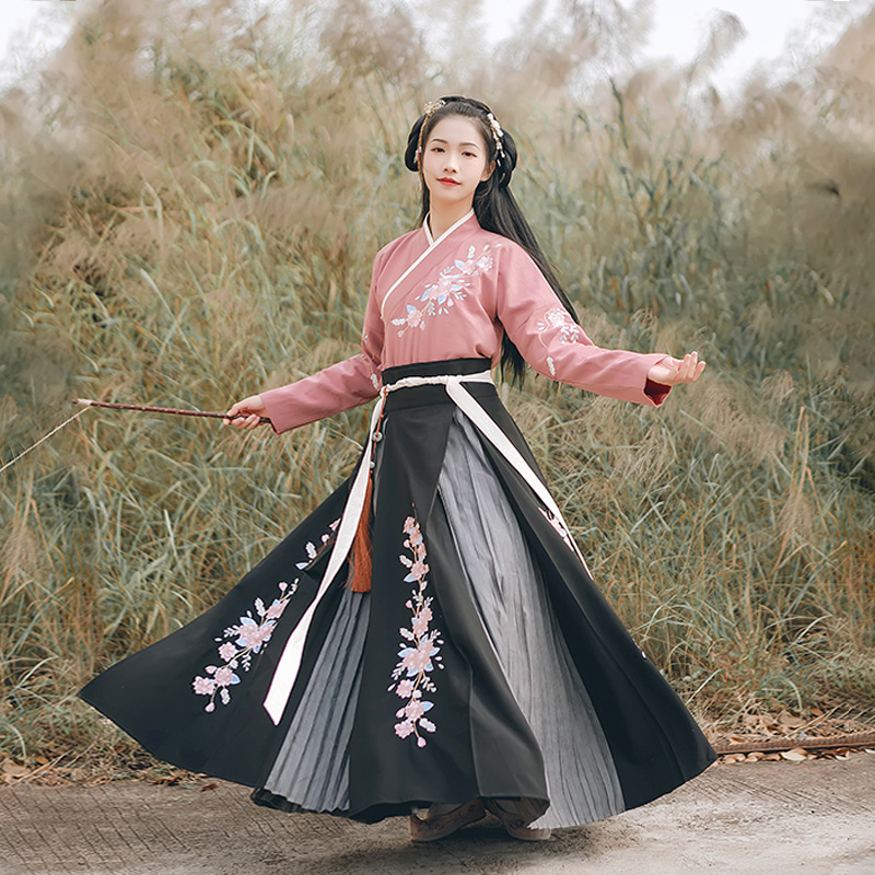 花團錦簇交領(lǐng)襦裙?jié)h服，褶裙團花刺繡漢服圖片