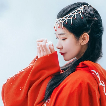 優(yōu)雅紅衣白雪女生頭像，唯美古風(fēng)真人頭像
