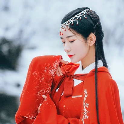 優(yōu)雅紅衣白雪女生頭像，唯美古風(fēng)真人頭像