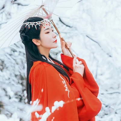 優(yōu)雅紅衣白雪女生頭像，唯美古風(fēng)真人頭像