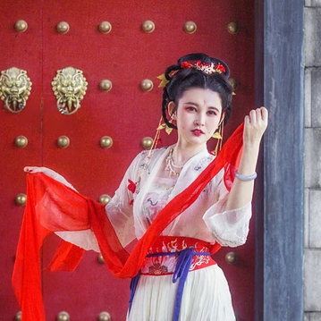 嬌艷朱紅女生頭像，唯美古風真人頭像