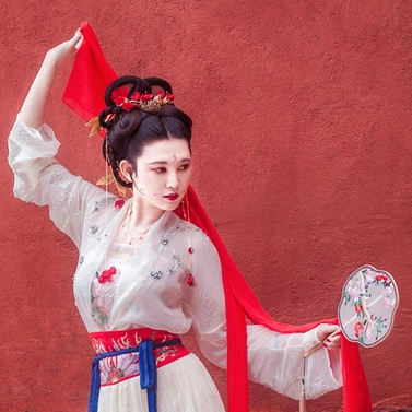 嬌艷朱紅女生頭像，唯美古風真人頭像