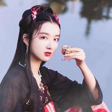 優(yōu)雅喝酒女生頭像，唯美古風真人頭像