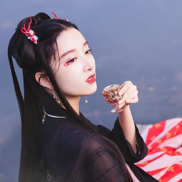 優(yōu)雅喝酒女生頭像，唯美古風真人頭像