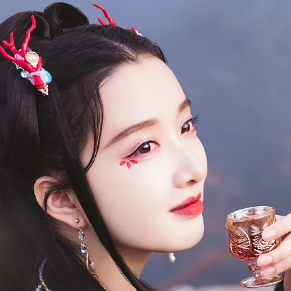 優(yōu)雅喝酒女生頭像，唯美古風真人頭像