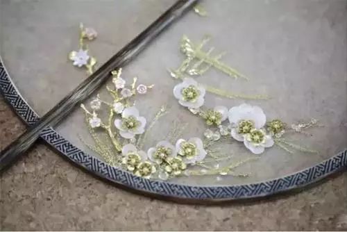 一把中國團(tuán)扇：輕羅小扇撲流螢