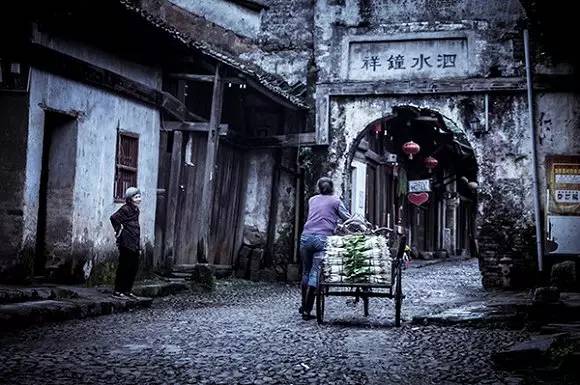 中國(guó)古鎮(zhèn)：淺析32個(gè)中國(guó)最美古鎮(zhèn)！
