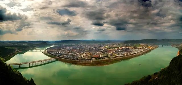 中國(guó)古鎮(zhèn)：淺析32個(gè)中國(guó)最美古鎮(zhèn)！